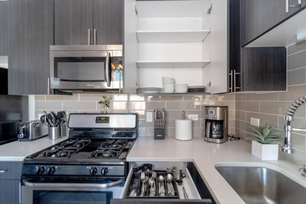 Mccormick Place Skyline View 2br-2ba With Optional Parking For 8 Guests Appartement *