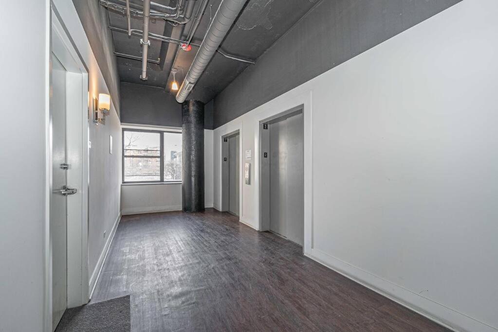 Mccormick Place Skyline View 2br-2ba With Optional Parking For 8 Guests Appartement