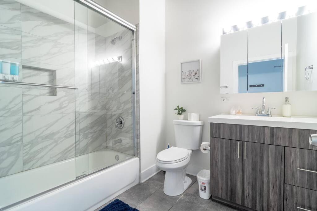 Mccormick Place Skyline View 2br-2ba With Optional Parking For 8 Guests Appartement *