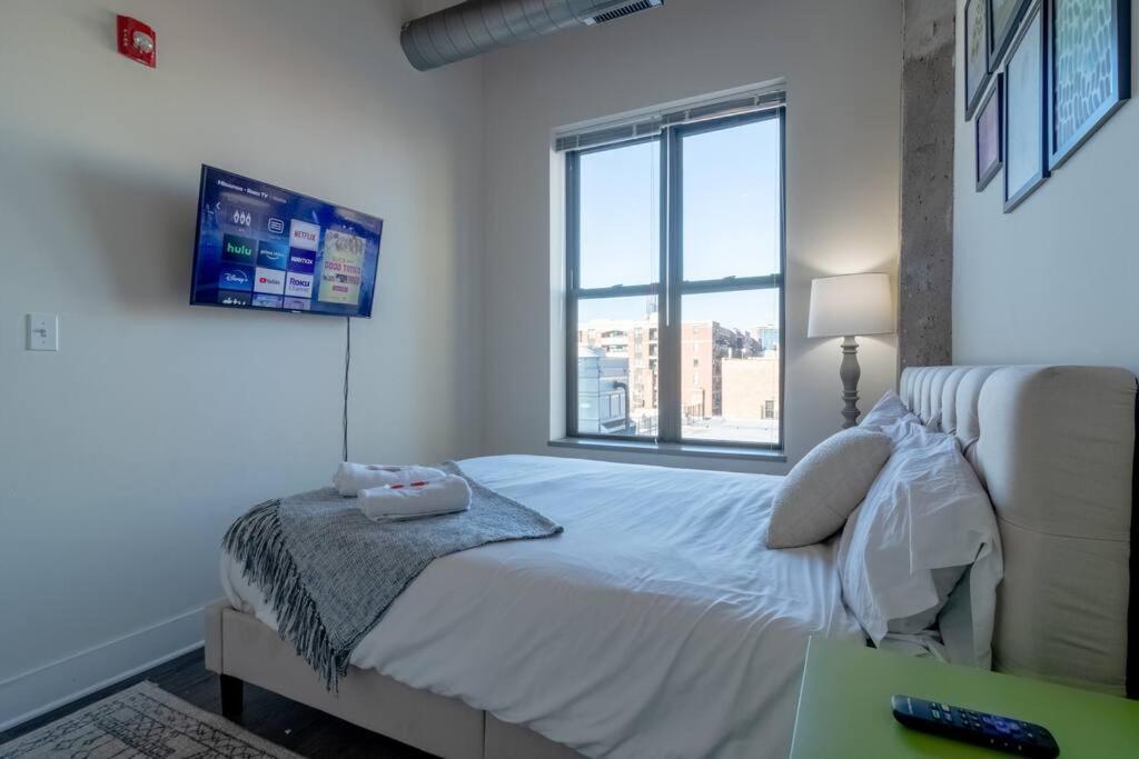 Mccormick Place Skyline View 2br-2ba With Optional Parking For 8 Guests Appartement
